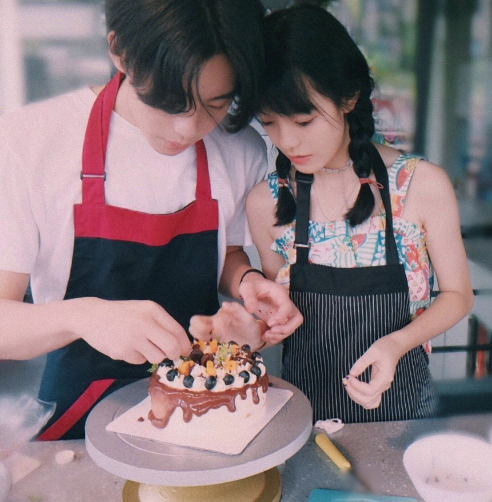 Jiayi sau khi trang điểm, “lên đồ” khiến không ít người ngạc nhiên vì khác hoàn toàn với ảnh ngày thường.