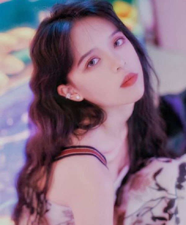 Được biết, cô bạn tên Zeng Jiayi, hiện đang là sinh viên mỹ thuật tại Trung Quốc. Gái xinh này từng nổi tiếng trên mạng xã hội bởi bức ảnh bị đứng phạt khi đi học muộn.