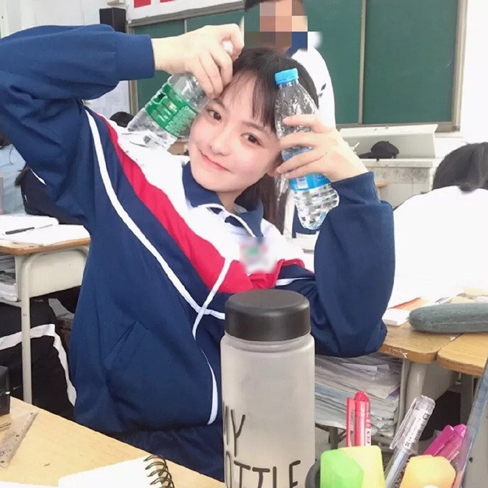 Theo đó, netizen truyền tay nhau hình ảnh một cô gái trẻ diện đồng phục trên lớp, không trang điểm vô cùng mộc mạc, thanh thuần. Song khi "lên đồ" vào buổi tối để ra ngoài chơi với bạn bè thì cô gái lại hóa hot girl vô cùng gợi cảm khó nhận ra.