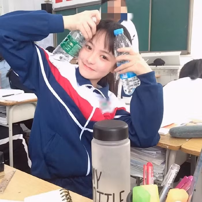 Theo đó, netizen truyền tay nhau hình ảnh một cô gái trẻ diện đồng phục trên lớp, không trang điểm vô cùng mộc mạc, thanh thuần. Song khi "lên đồ" vào buổi tối để ra ngoài chơi với bạn bè thì cô gái lại hóa hot girl vô cùng gợi cảm khó nhận ra.