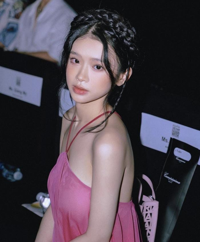 Trang phục yếm mà Linh Ka lựa chọn có lẽ do màu trắng, lại khá mỏng nên nó vô tình trở thành điểm nhạy cảm mà chính chủ không ngờ tới.