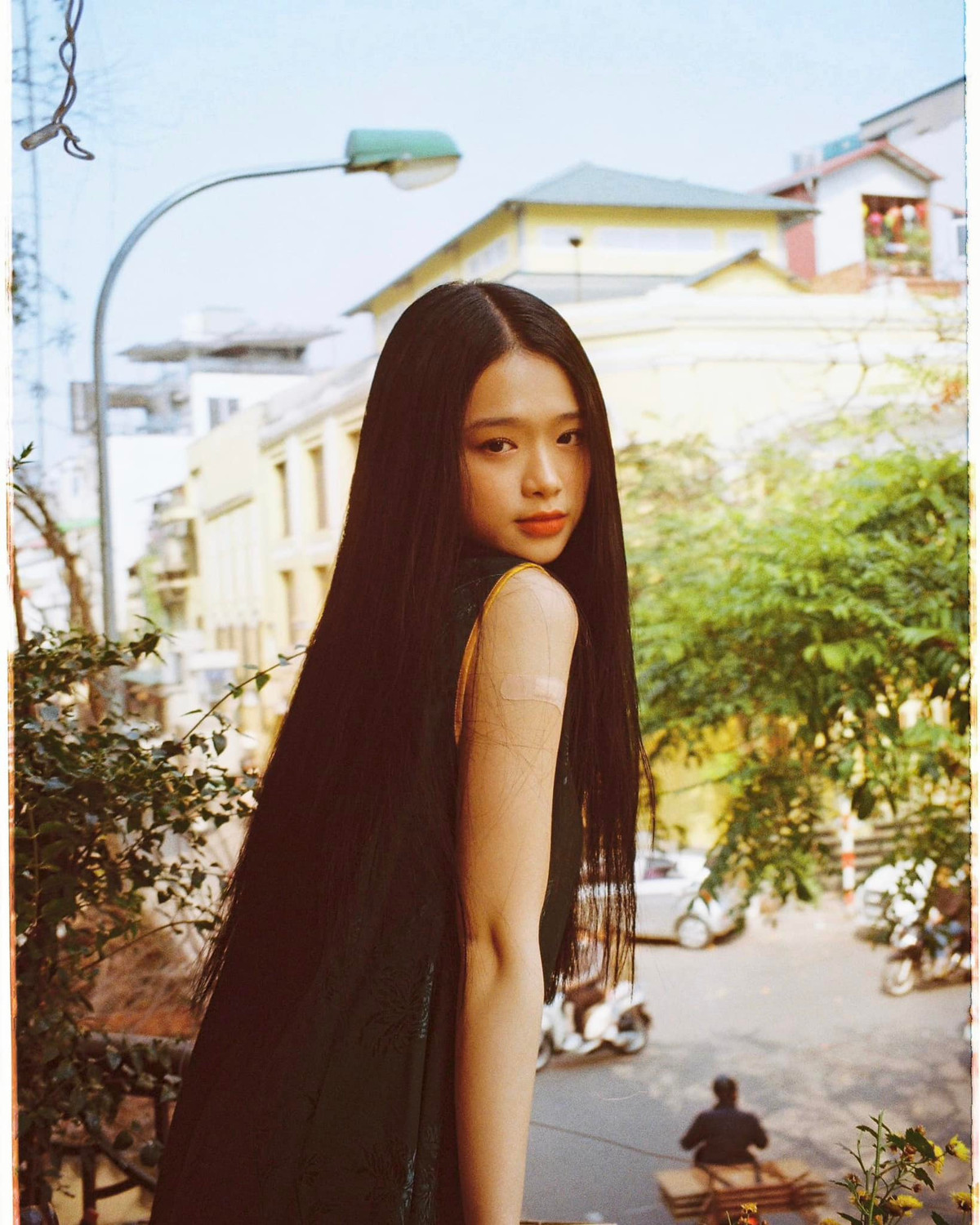  Linh Ka là cái tên không mấy xa lạ với cộng đồng mạng. Mặc dù chưa chính thức làm nghệ thuật nhưng cô nàng có đến hàng triệu người theo dõi trên Instagram.