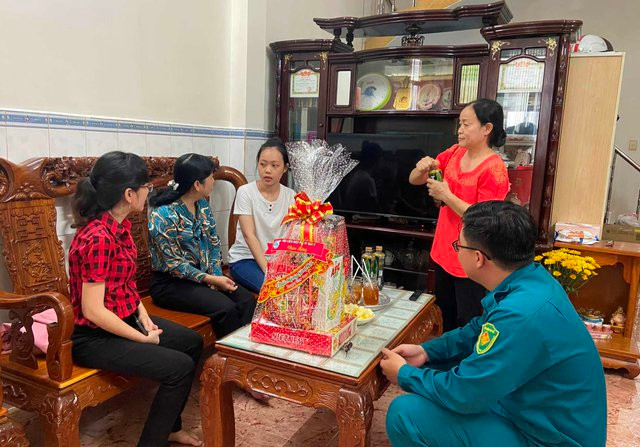 Sau khi tốt nghiệp Cử nhân trường Đại học Kinh tế - Luật TPHCM, được gia đình ủng hộ, Thu Thảo đã nộp đơn xin tình nguyện tham gia nghĩa vụ quân sự và nhận được tin trúng tuyển sau đó không lâu.