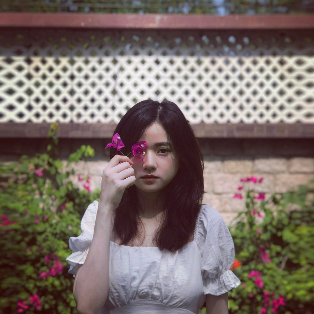 Tuyết Nhi luôn gây ấn tượng mạnh với những người xung quanh không chỉ với gương mặt đẹp tựa thiên thần cùng chiều cao nổi bật mà cô nàng còn là một tay "đập" có hạng của làng bóng chuyền nữ Đồng Nai.