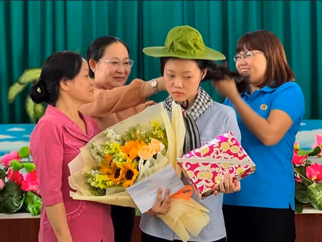 Ngoài Tuyết Nhi, cô gái trẻ Đoàn Thị Thu Thảo thuộc phường 5, quận 8, TP HCM đã khiến cho nhiều người phải bất ngờ khi tình nguyện xung phong lên đường nhập ngũ.