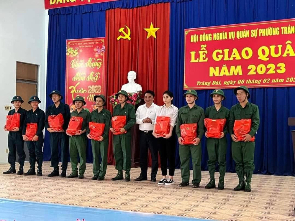 Trong số thanh niên lên đường nhập ngũ gây chú ý hơn cả là hình ảnh của một nữ tân binh xinh đẹp, trẻ trung giữa hàng trăm tân binh khác. Cô gái này là Nguyễn Lê Tuyết Nhi, nữ tân binh duy nhất của tỉnh Đồng Nai.