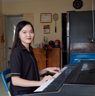 Cũng giống như Tuyết Như, cô gái Đặng Lê An Bình ở TP HCM cũng vô cùng yêu mến màu xanh của áo lính. Từ nhỏ được nghe những câu chuyện tuyệt vời trong hàng trăm chuyến công tác của ba nên nữ tân binh đã tự nguyện xin nhập ngũ.