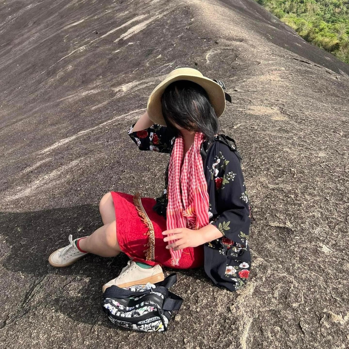 Người bạn của cô hí hửng nhận lời, thêm nữa vì mới mua iPhone 14 nên chắc chắn sẽ tạo ra được những bức hình để đời. Thế nhưng thành phẩm lại khiến nữ chính "hú hồn".