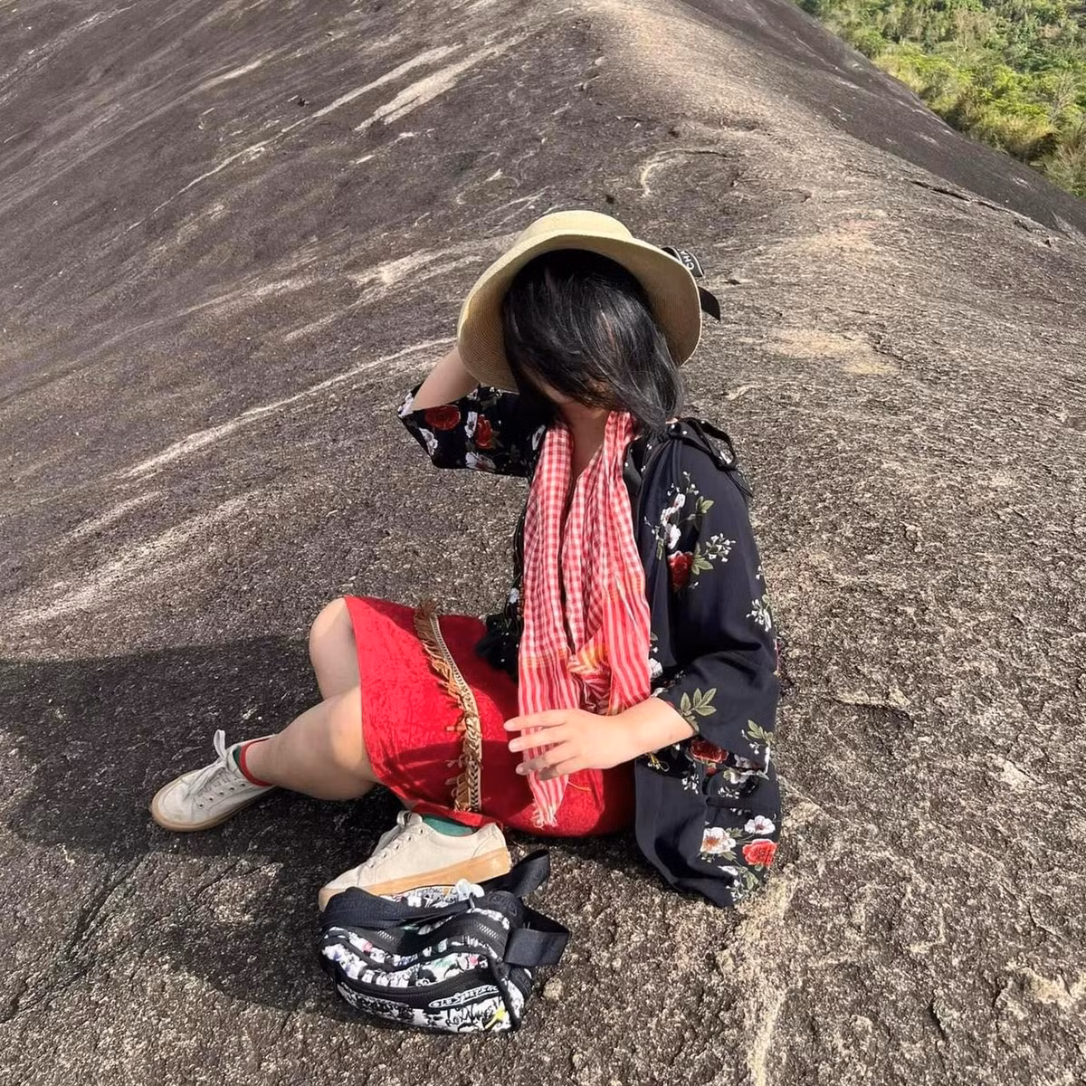 Người bạn của cô hí hửng nhận lời, thêm nữa vì mới mua iPhone 14 nên chắc chắn sẽ tạo ra được những bức hình để đời. Thế nhưng thành phẩm lại khiến nữ chính "hú hồn".