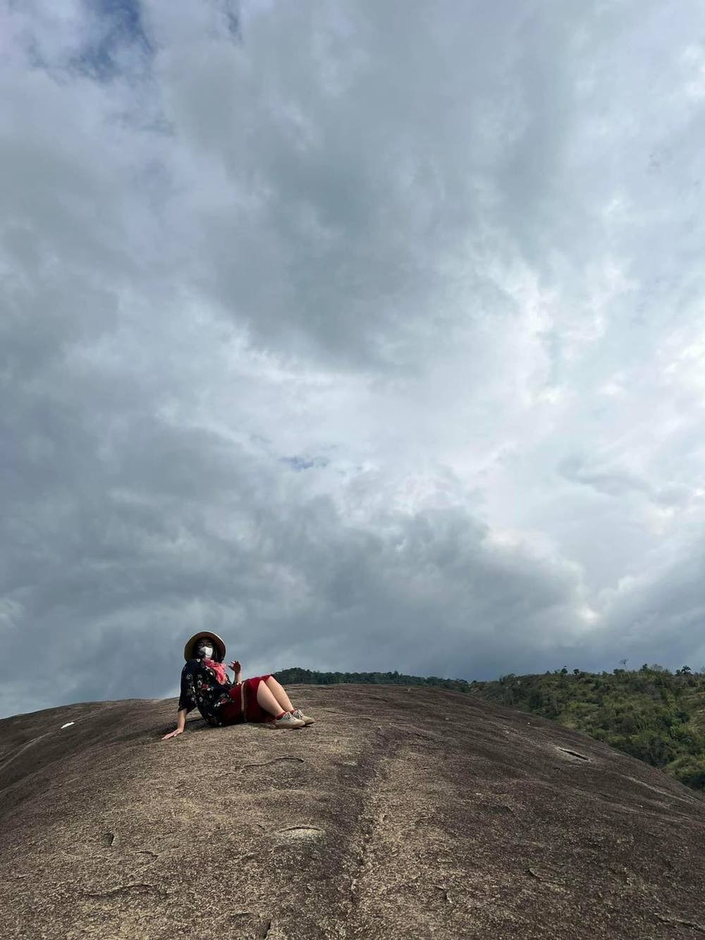 Ngay khi đăng tải, bộ ảnh nhờ bạn chụp ảnh và cái kết trên đã nhanh chóng thu hút sự chú ý từ dân tình.