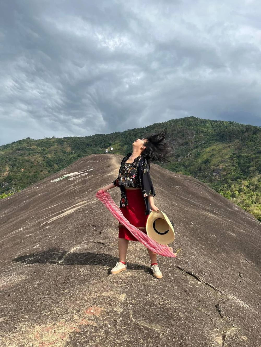 Đến nay, bộ ảnh du lịch hài hước vẫn đang được chia sẻ rầm rộ trên mạng xã hội.