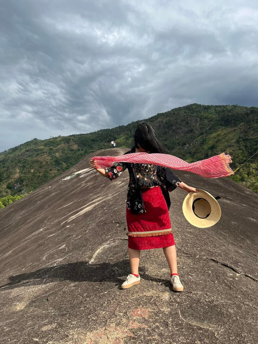 Thành quả nhờ bạn chụp ảnh của cô gái là những bức hình không đúng như ý cô. Tuy không tấm nào bị mờ nhưng cũng chẳng tấm nào thấy mặt nhân vật chính.