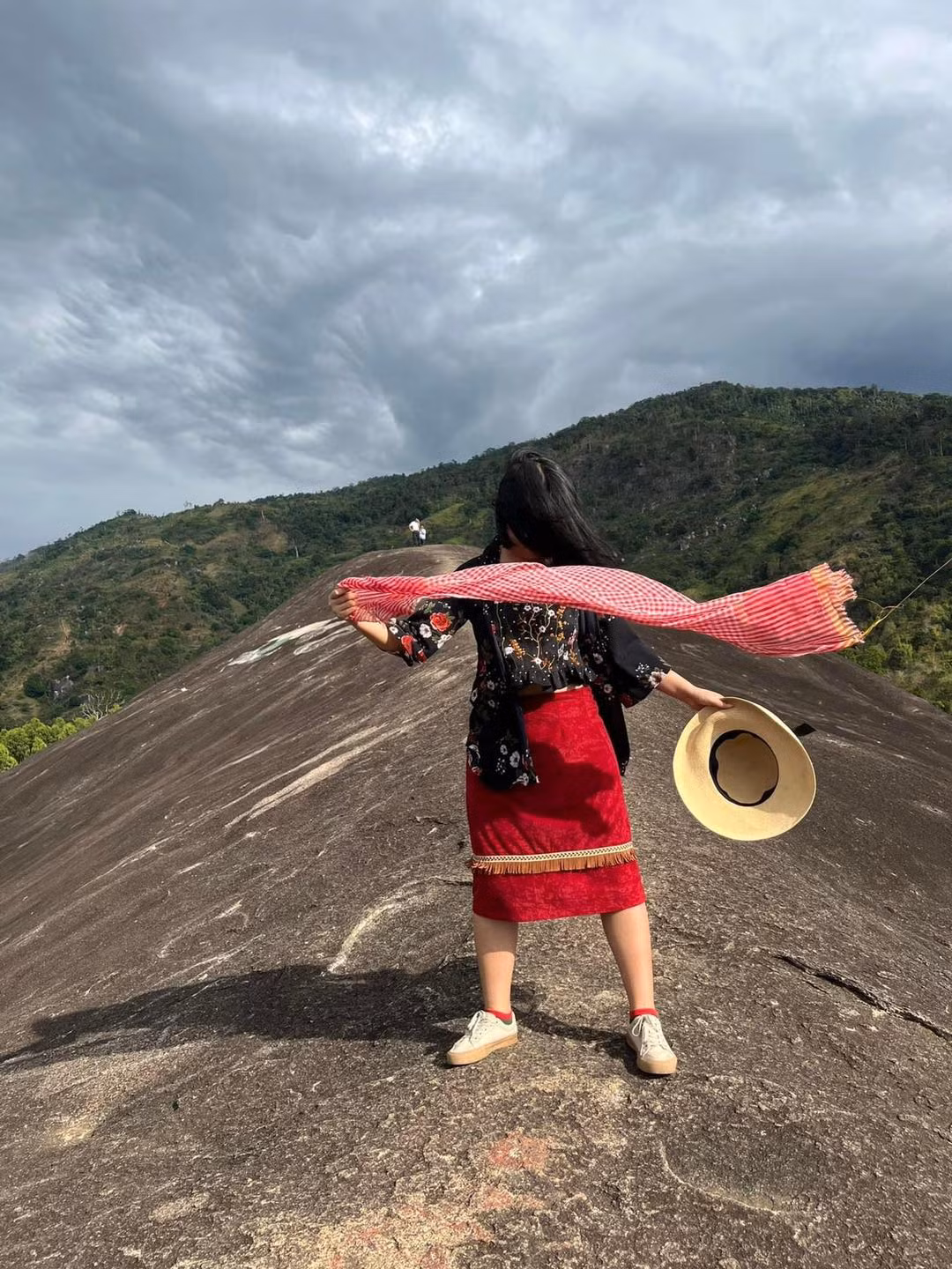 Thành quả nhờ bạn chụp ảnh của cô gái là những bức hình không đúng như ý cô. Tuy không tấm nào bị mờ nhưng cũng chẳng tấm nào thấy mặt nhân vật chính.