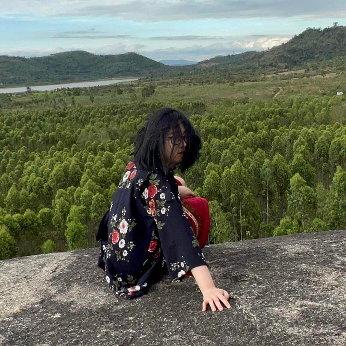 Theo chia sẻ của nhân vật chính, những bức hình trên được chụp lại khi cô đang đi du lịch cùng người bạn thân thiết của mình. Ngay khi gặp cảnh đẹp, cô đã nhờ bạn chụp ảnh cho mình những bức hình "check in" xinh xắn nhất.