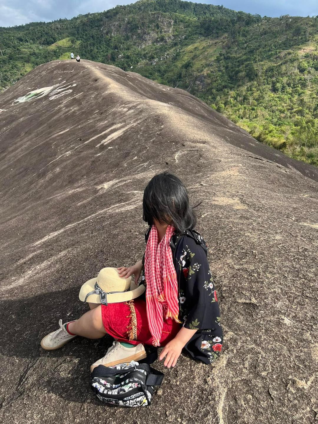 Thậm chí, ở nhiều bức, cô gái còn trôi dạt ra xa, cảnh không thấy mà người cũng "lạc trôi".