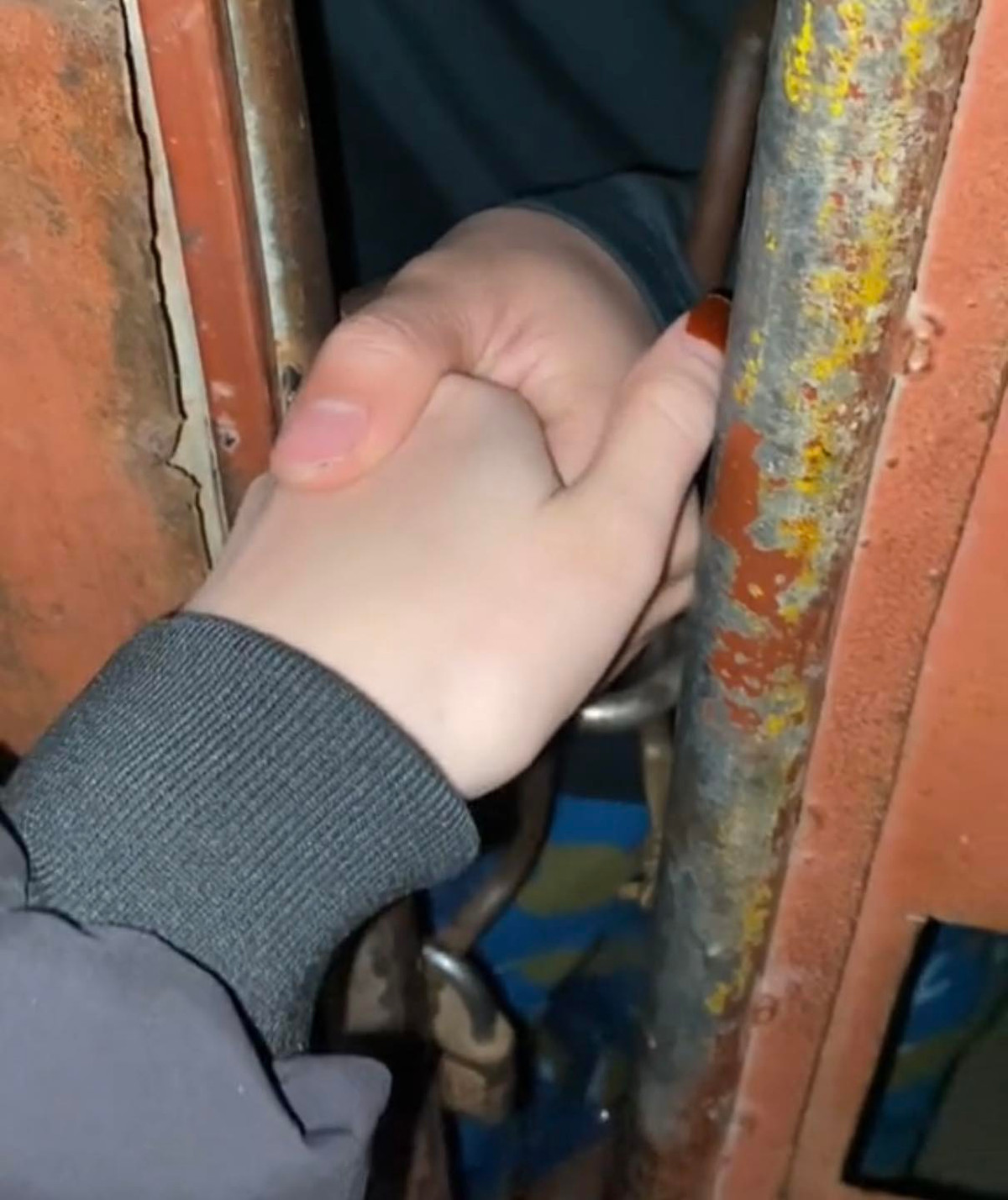 Mặc dù không được trực tiếp ôm lấy nhau, phải đứng cách nhau 1 cách cửa và trò chuyện qua một khe hở nhưng tình cảm của họ dành cho nhau khiến người ngoài còn cảm nhận rõ.