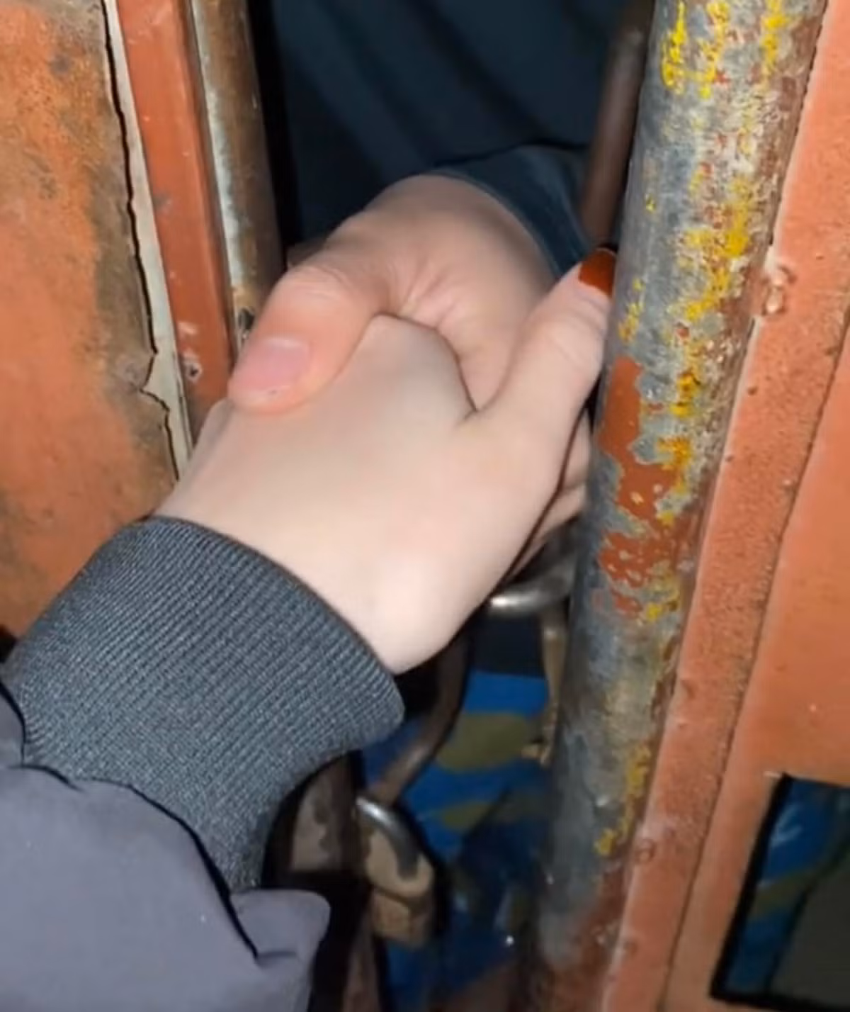 Mặc dù không được trực tiếp ôm lấy nhau, phải đứng cách nhau 1 cách cửa và trò chuyện qua một khe hở nhưng tình cảm của họ dành cho nhau khiến người ngoài còn cảm nhận rõ.