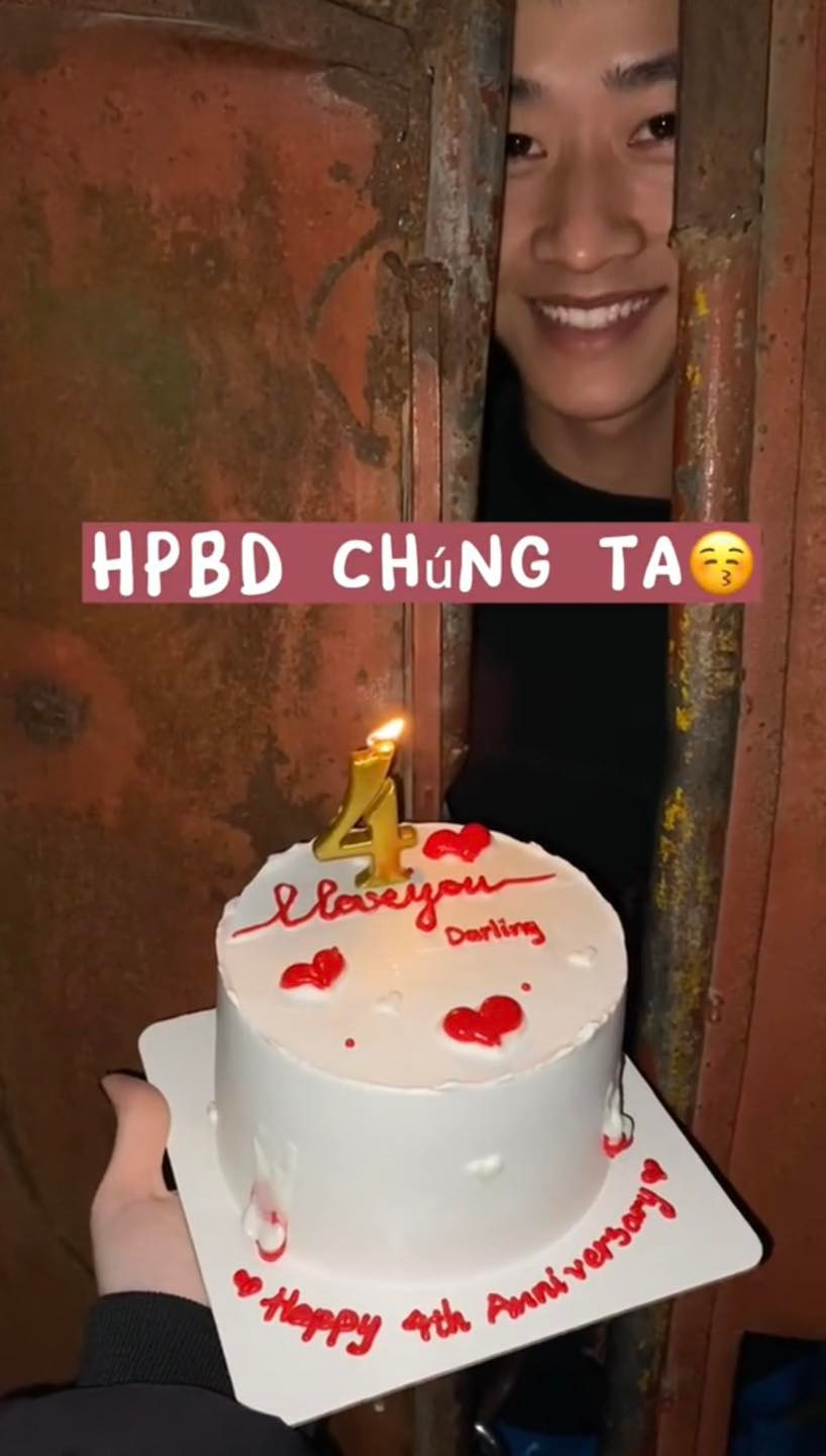 Cụ thể trong ngày đánh dấu kỷ niệm 4 năm yêu nhau, vì người yêu đi nghĩa vụ nên cả hai không thể tổ chức trong không gian lãng mạn, đầy nến và hoa như những cặp đôi khác nên cô gái đã mua bánh kem, nến và hoa đến tận doanh trai tìm gặp người yêu.