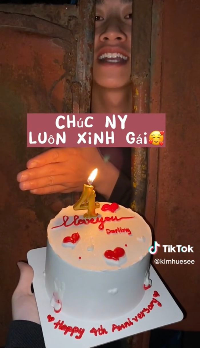 Đoạn clip ghi lại khoảnh khắc ngọt ngào của cặp đôi nhanh chóng gây chú ý. Phần lớn netizen đều ghen tị, ngưỡng mộ tình yêu đẹp của họ.