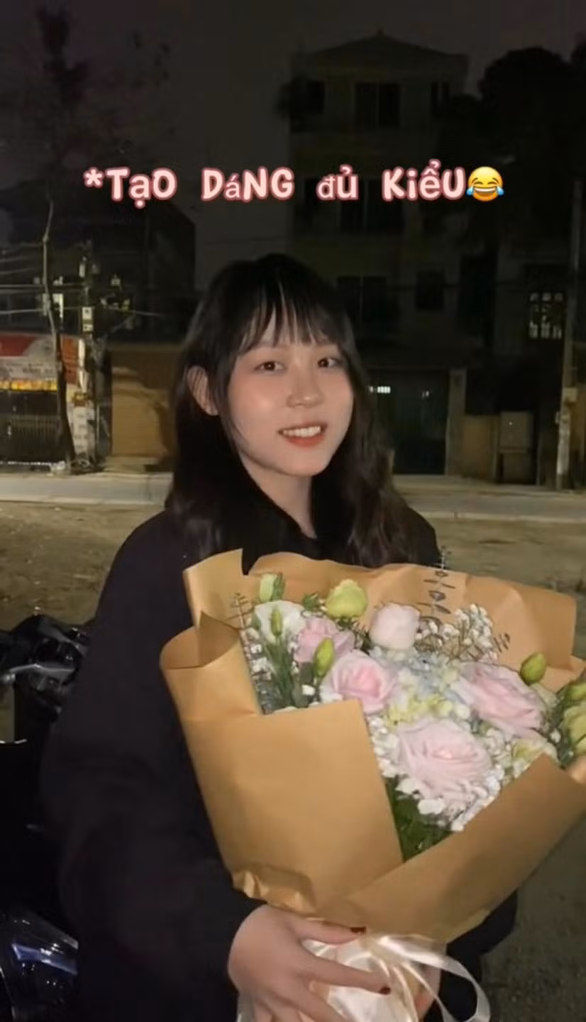 Sau khi thay phiên nhau thổi nến, cặp đôi dành nhiều lời chúc ngọt ngào và cảm ơn nhau.