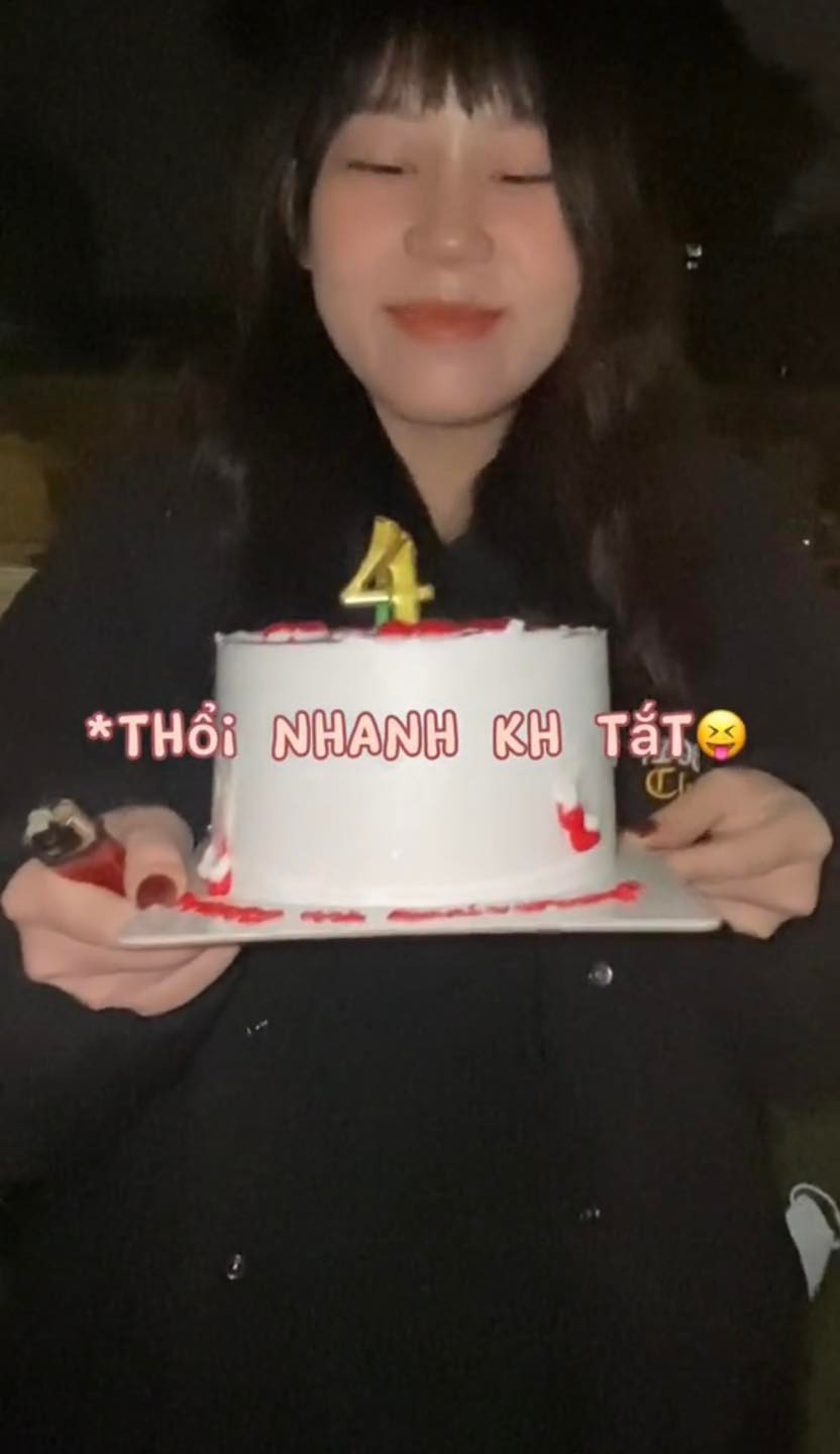 Vào dịp đặc biệt, cô nàng đã mang một chiếc bánh kem đơn giản với điểm nhấn là dòng chữ: "I love you Darling. Happy 4th Anniversary" đã nhanh chóng thu hút sự chú ý của mọi người.