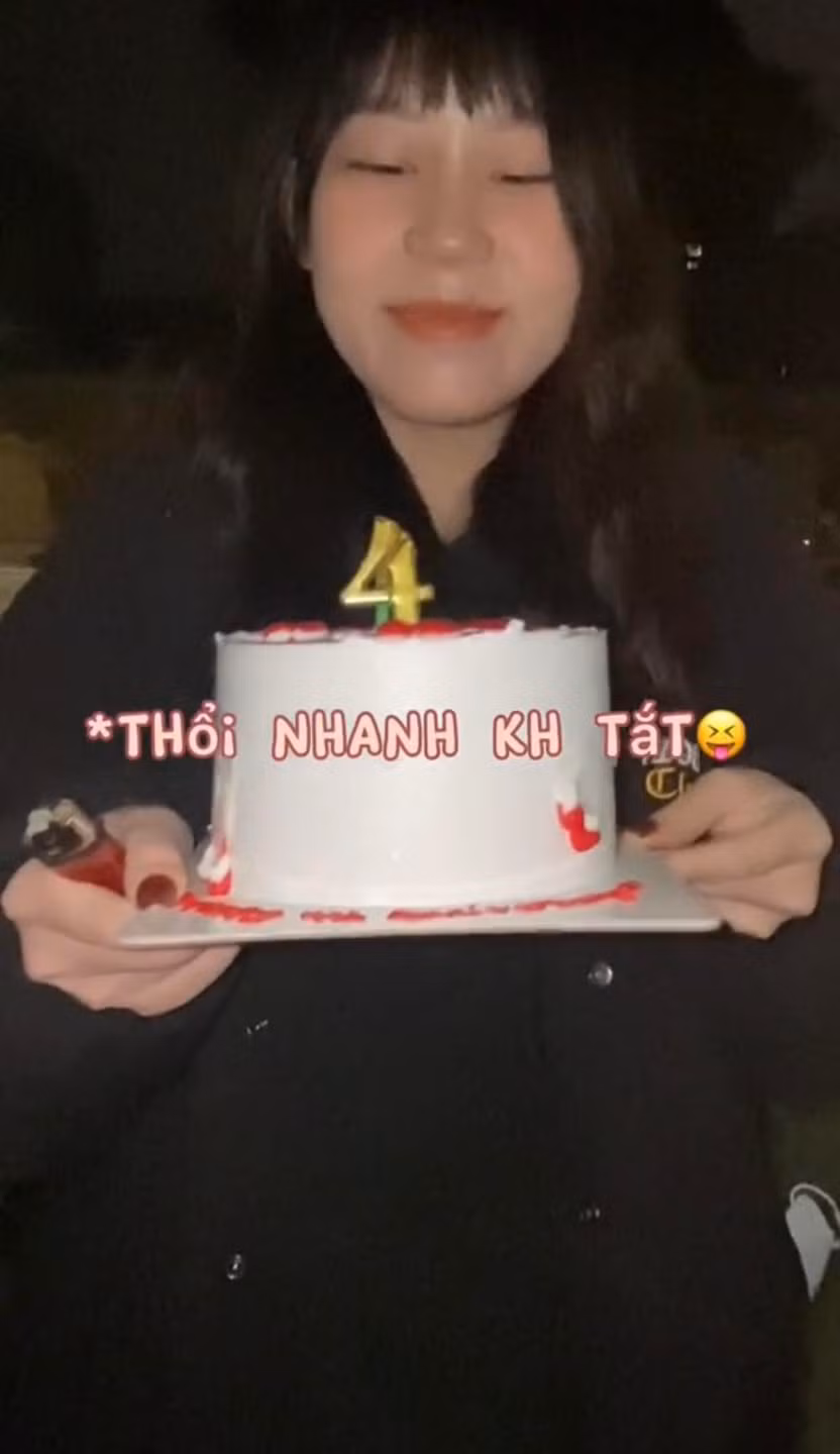 Vào dịp đặc biệt, cô nàng đã mang một chiếc bánh kem đơn giản với điểm nhấn là dòng chữ: "I love you Darling. Happy 4th Anniversary" đã nhanh chóng thu hút sự chú ý của mọi người.