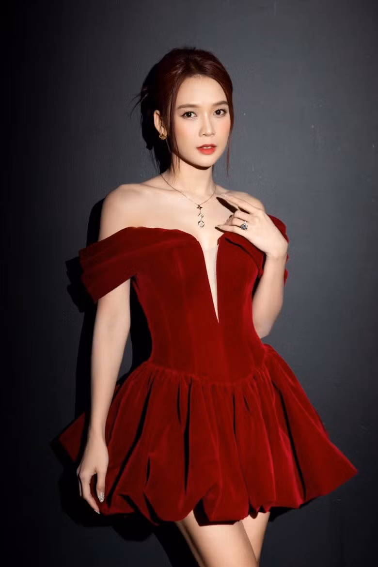 Mới đây khi xuất hiện tại một sự kiện, hot girl Sam có màn khoe dáng ấn tượng trong bộ váy ôm sát đường cong.