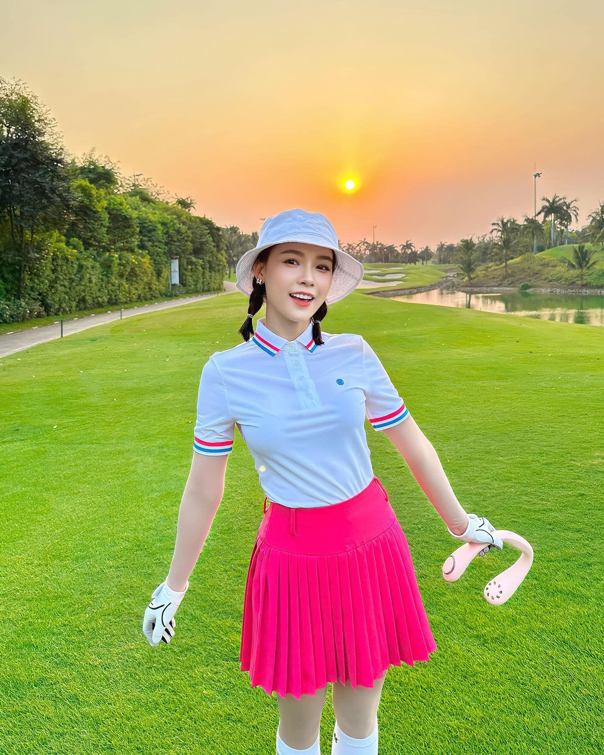 Dù chỉ cao 1m6, Sam khi xuất hiện lại khiến fan không khỏi trầm trồ bởi đôi chân thon thả. Đặc biệt, cô còn tự tin sải bước trên đường phố chuyên nghiệp không khác người mẫu.