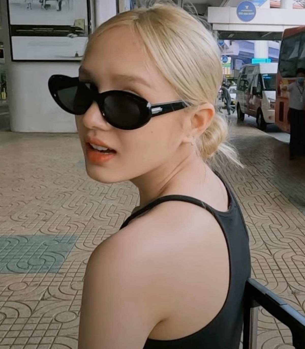 Có thể thấy, đây đều là những khoảnh khắc đời thường của hot girl Xoài Non mà ông xã đã vô tình chụp được.