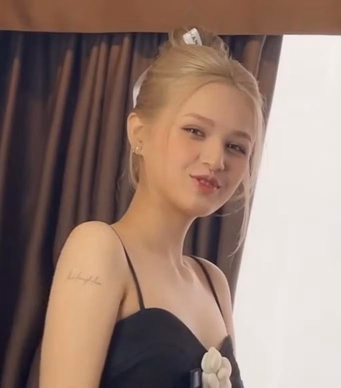 Nhiều người thậm chí còn cho rằng những hình ảnh mà Xemesis chụp Xoài Non lại càng chứng tỏ được đẳng cấp nhan sắc của cô nàng.