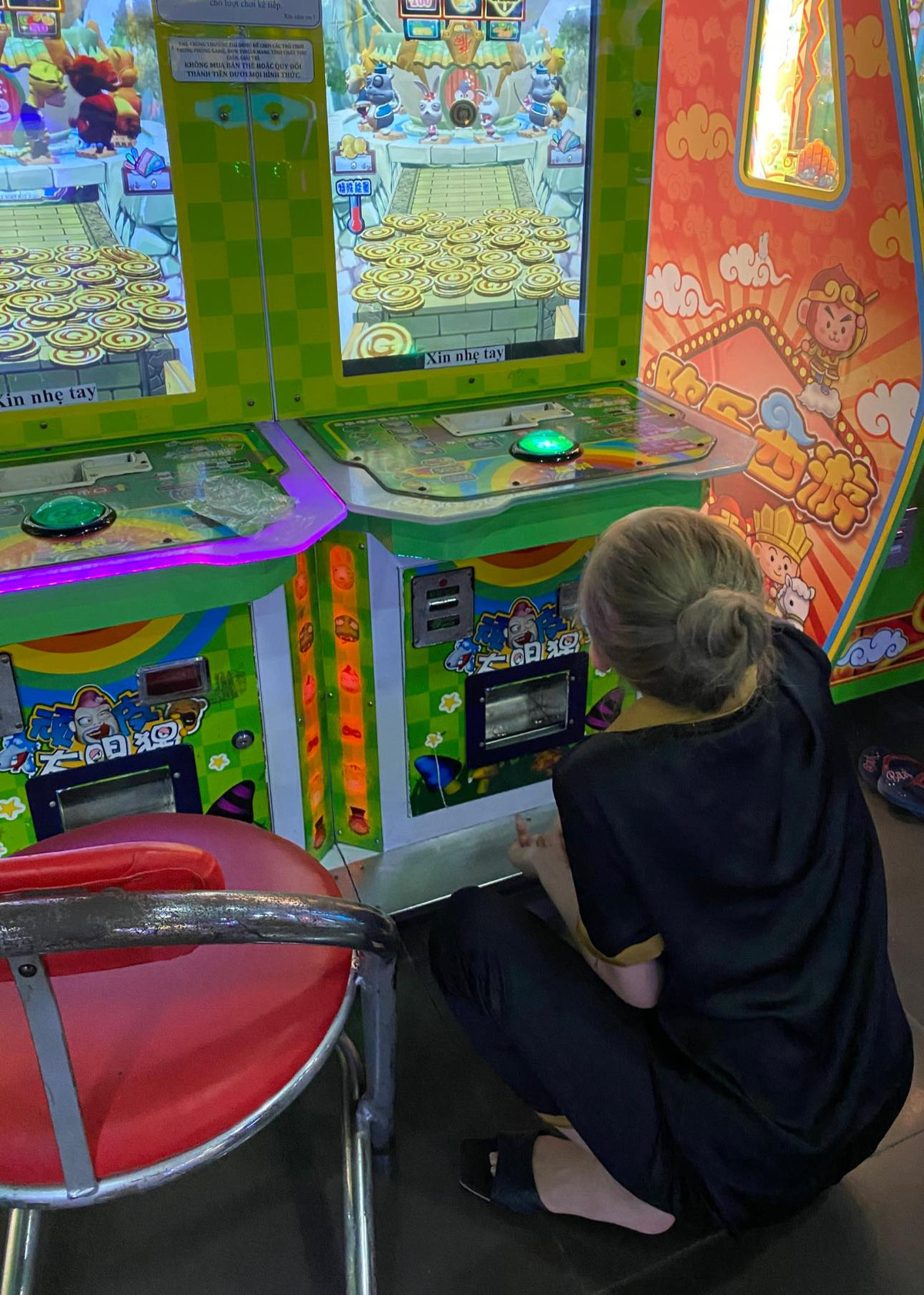 Trái ngược với ảnh sống ảo thường thấy, những khoảnh khắc của Xoài Non khi được chồng thiếu gia chụp đều khó đỡ, không phải đầu bù tóc rối thì cũng đang nhí nhố, nghịch ngợm.