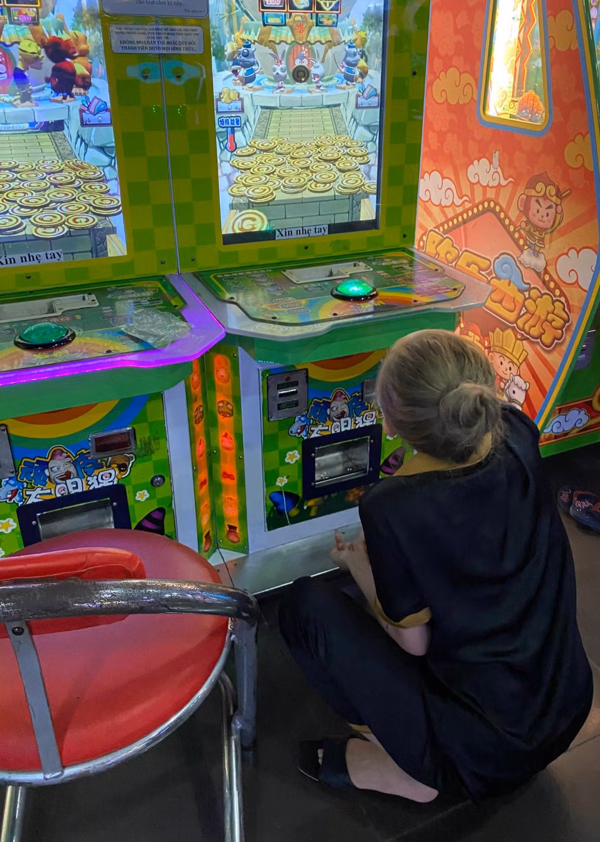 Trái ngược với ảnh sống ảo thường thấy, những khoảnh khắc của Xoài Non khi được chồng thiếu gia chụp đều khó đỡ, không phải đầu bù tóc rối thì cũng đang nhí nhố, nghịch ngợm.