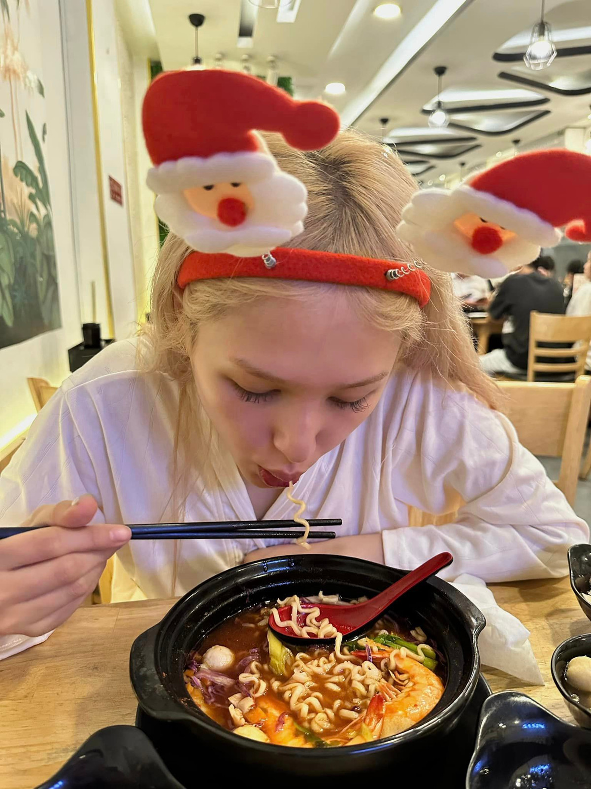 Tuy nhiên, người đẹp lại ghi điểm tuyệt đối với nhan sắc tự nhiên mà khó góc máy nào có thể "dìm" được.