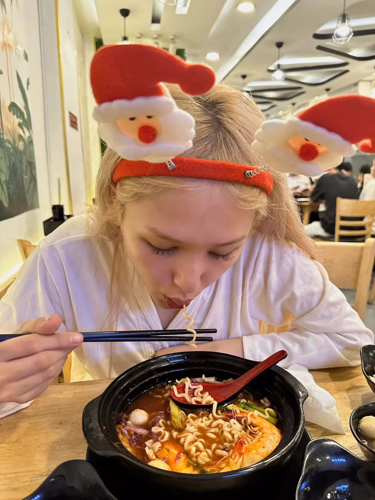 Tuy nhiên, người đẹp lại ghi điểm tuyệt đối với nhan sắc tự nhiên mà khó góc máy nào có thể "dìm" được.