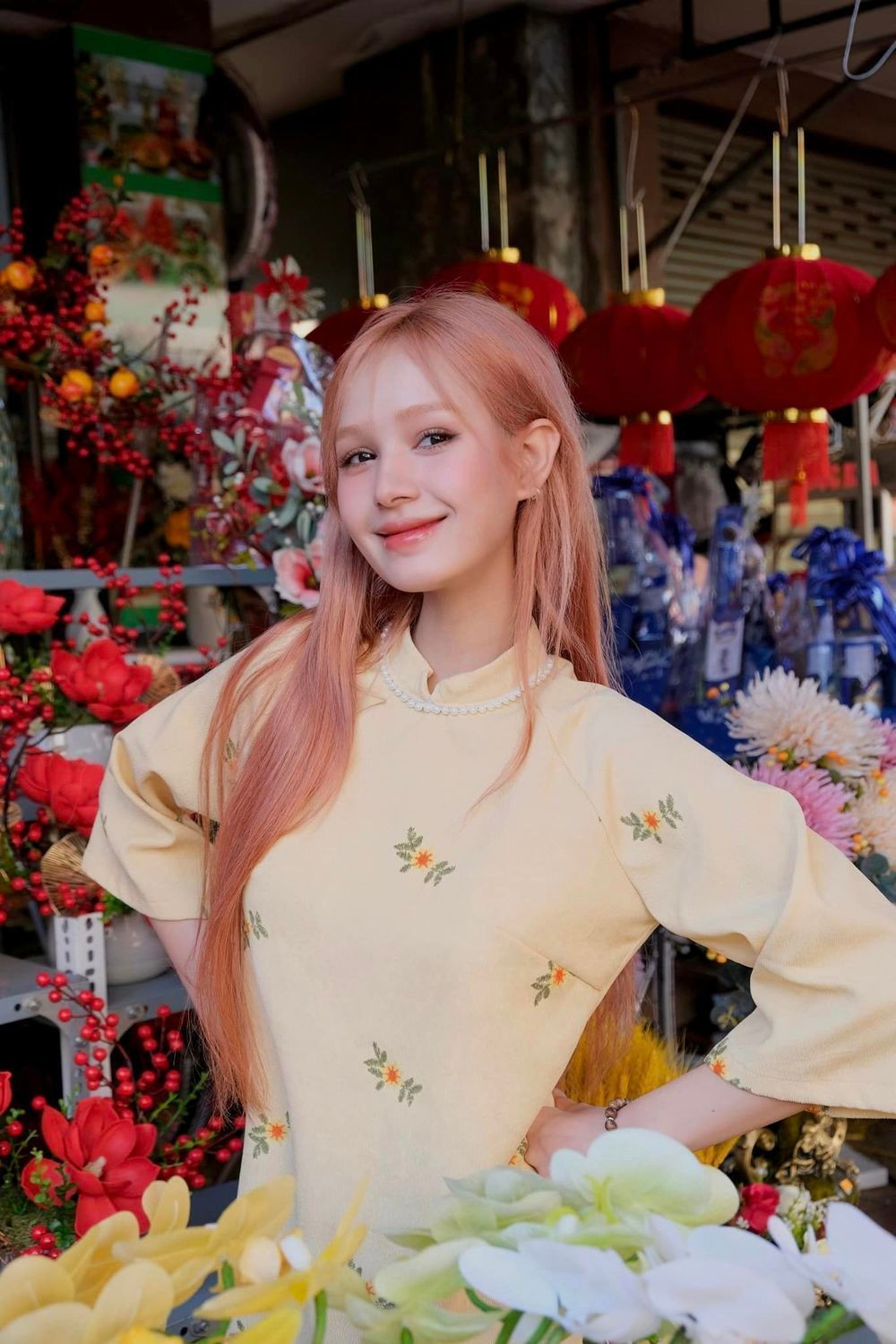 Bên dưới, nhiều người vẫn động viên cô nàng: "Vẫn xinh quá luôn", "Như này mới đúng xinh luôn á", "Nhưng vẫn cute bà nha"...