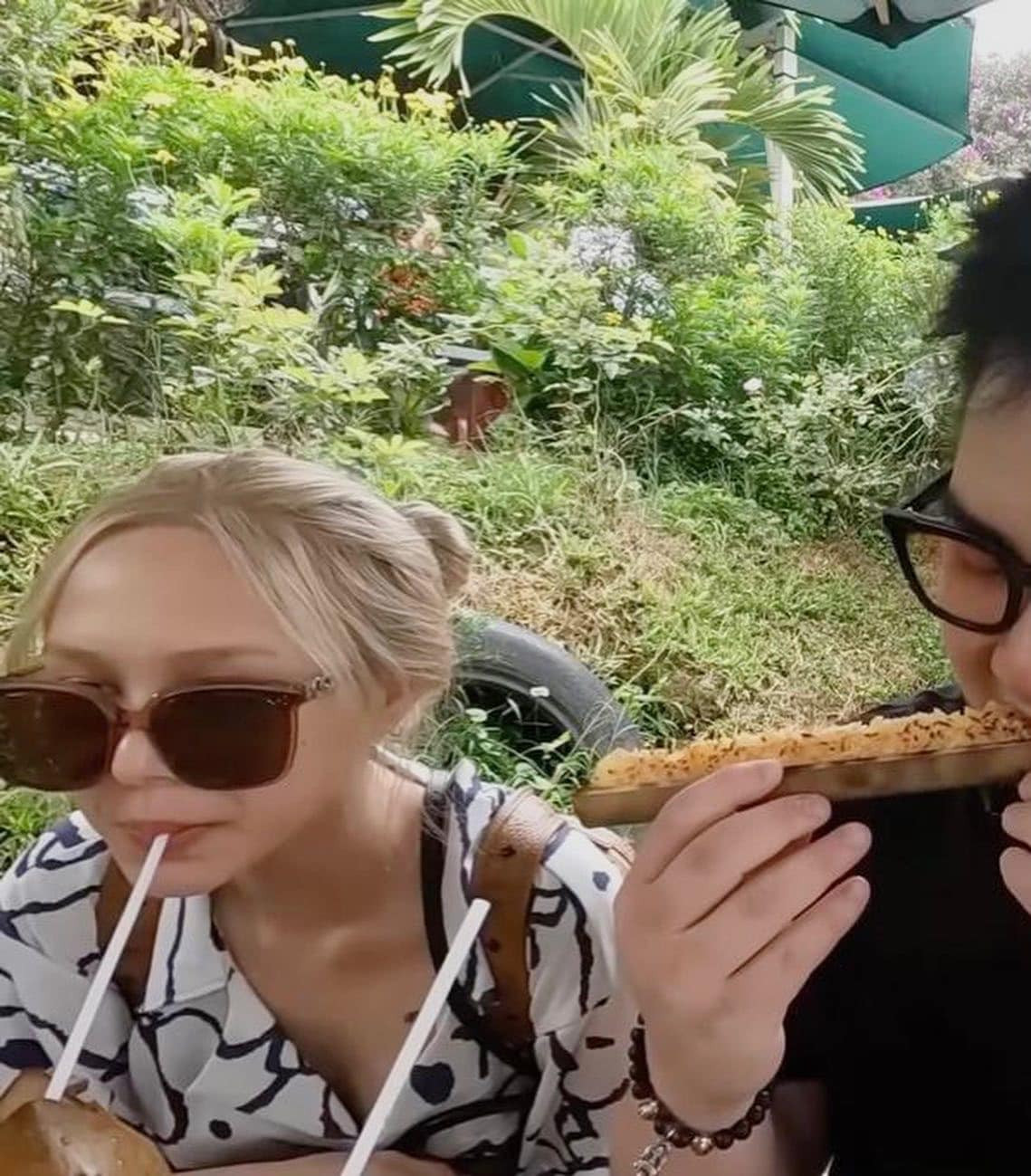 Khoảnh khắc ăn uống vô tư của cô cũng lọt vào ống kính của ông xã.