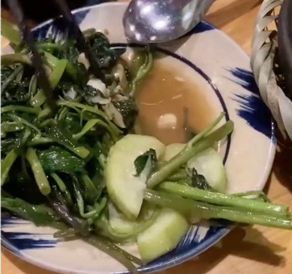 Theo đó nam TikToker bức xúc khi "chiến thần" Hà Linh chê món nhút của quán chua, còn rau xào quá nhiều mỡ, ngoài ra việc chê đồ ăn khi quán đông khác là vô lý,...