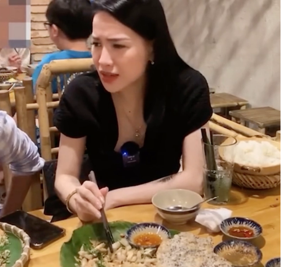 Cụ thể, một nam TikToker sau khi xem phần review món nhút và rau xào của "chiến thần" Hà Linh đã "không nuốt nổi cơm" và phải lên tiếng phản bác ngay lập tức.