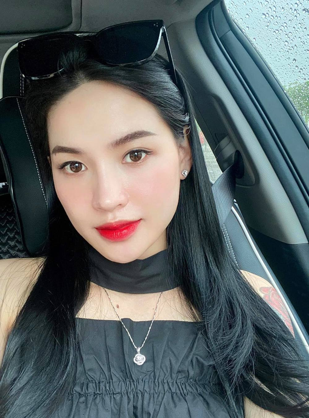 Những lần review thẳng thắn của "chiến thần review" này luôn thu hút sự quan tâm của công chúng vì độ chân thật. Tuy vậy cô không ít lần vướng vào các lùm xùm cũng chính bởi sự thẳng thắn này.