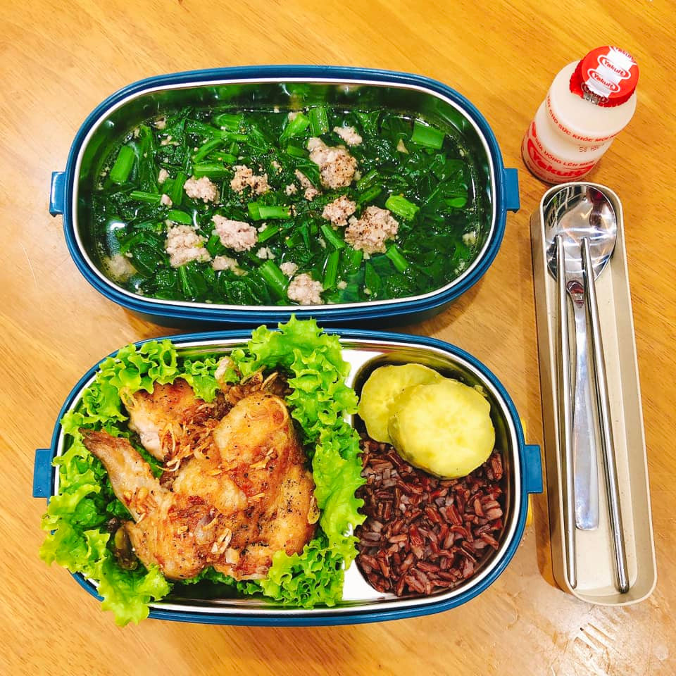 Vì còn trẻ, thích những gì tươi mới nên mỗi ngày hộp cơm văn phòng của cô nàng lại mang một màu sắc rất bắt mắt mỗi khi mở ra.