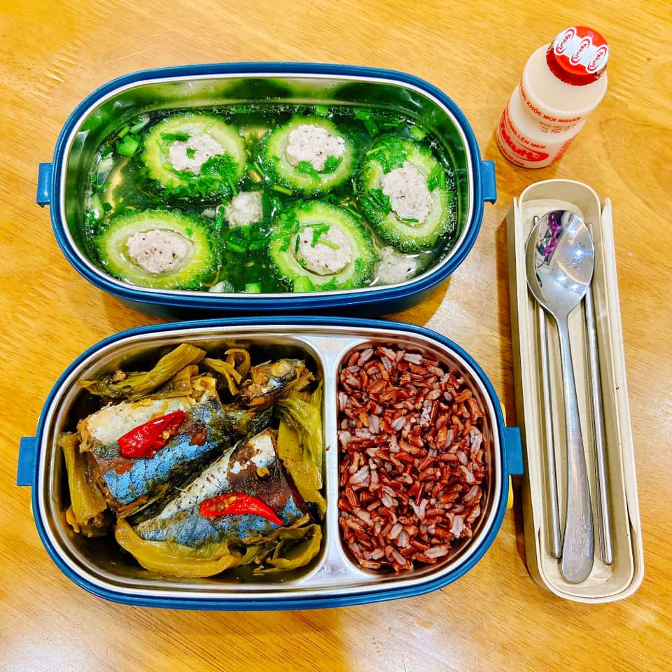 Tuy chế biến các món đơn giản nhưng bữa ăn trưa cũng luôn đầy đủ thành phần dinh dưỡng cơ bản như tinh bột, đạm, chất xơ...