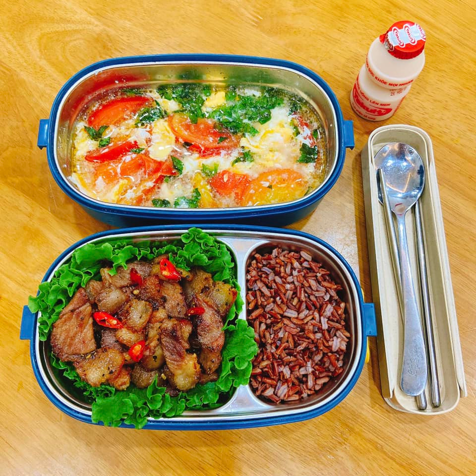 Cô gái 9X này thường có thói quen nấu nướng chứ ít khi ăn đồ ngoài hàng. Lượng thức ăn buổi trưa mang đi làm luôn được cô gái chú trọng để có thêm năng lượng, giữ gìn sức khỏe.