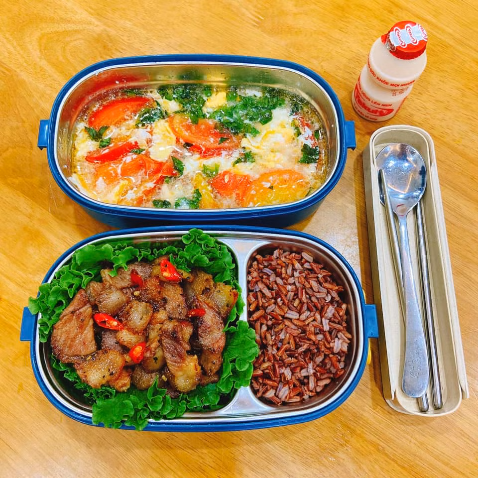 Cô gái 9X này thường có thói quen nấu nướng chứ ít khi ăn đồ ngoài hàng. Lượng thức ăn buổi trưa mang đi làm luôn được cô gái chú trọng để có thêm năng lượng, giữ gìn sức khỏe.
