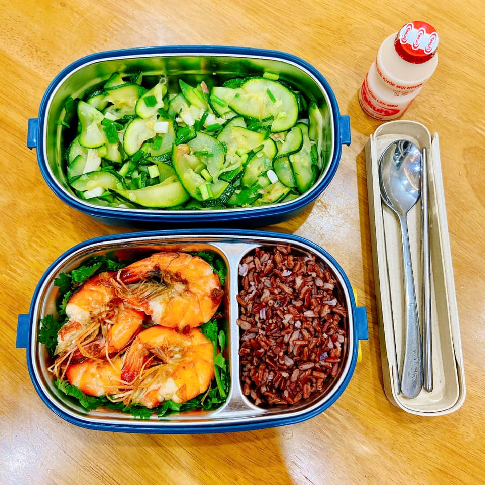 Để có những hộp cơm ngon thì tiêu chí của cô là phải cân bằng được dinh dưỡng, thay đổi món, 9x lên thực đơn đầy đủ có ít nhất 3 món thuộc 3 nhóm chất khác nhau: rau xanh (canh, rau xào, rau củ hấp), món mặn, tinh bột, tráng miệng; …