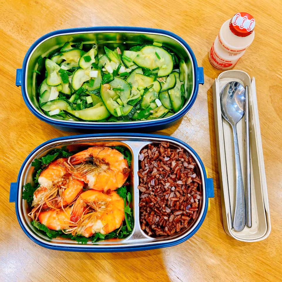 Để có những hộp cơm ngon thì tiêu chí của cô là phải cân bằng được dinh dưỡng, thay đổi món, 9x lên thực đơn đầy đủ có ít nhất 3 món thuộc 3 nhóm chất khác nhau: rau xanh (canh, rau xào, rau củ hấp), món mặn, tinh bột, tráng miệng; …