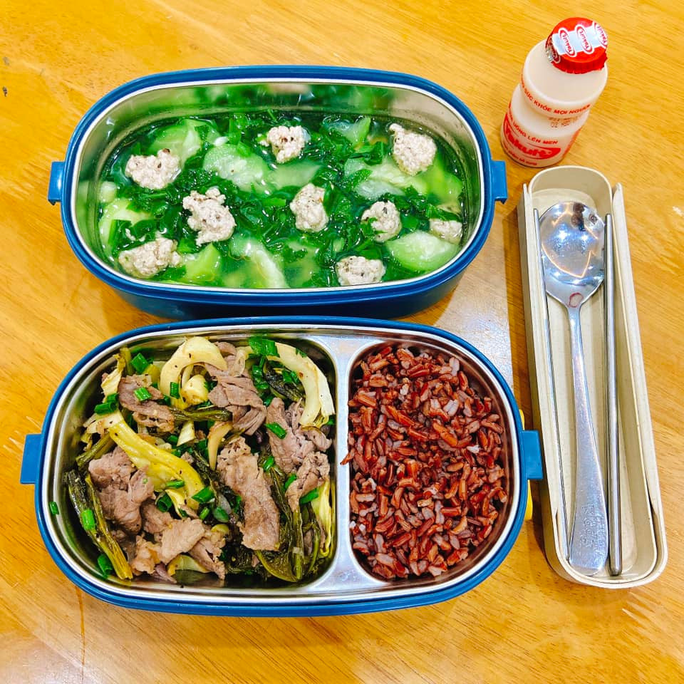 Mỗi ngày đi làm về chịu khó dành ra 30 phút đến 1 tiếng chuẩn bị sẵn nguyên liệu sạch sẽ cất vào ngăn mát tủ lạnh, sáng ngủ dậy chỉ mất thêm khoảng 30 phút để nấu ăn, cô gái này đã có những bữa cơm ăn phòng vừa đủ chất vừa đủ lượng.