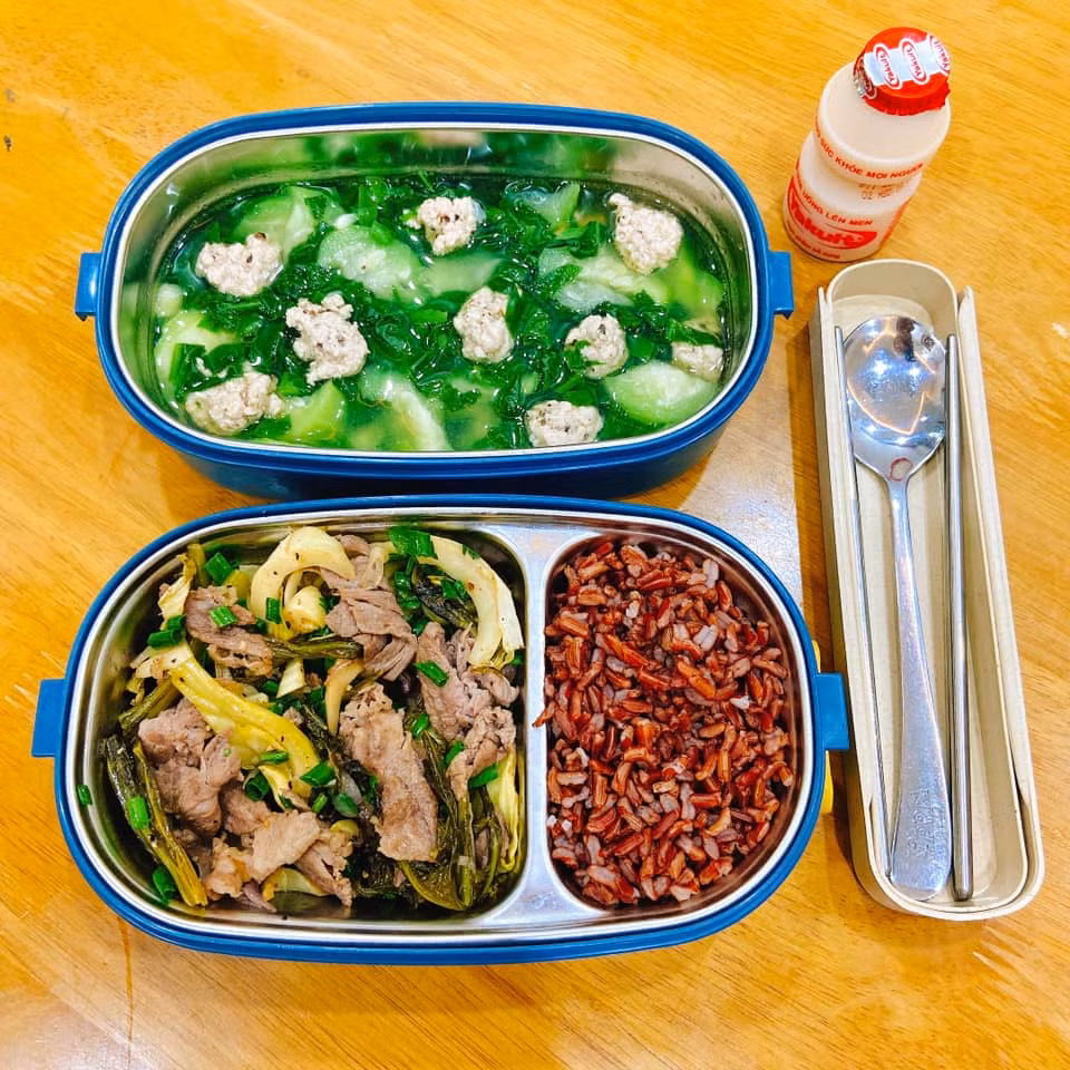 Mỗi ngày đi làm về chịu khó dành ra 30 phút đến 1 tiếng chuẩn bị sẵn nguyên liệu sạch sẽ cất vào ngăn mát tủ lạnh, sáng ngủ dậy chỉ mất thêm khoảng 30 phút để nấu ăn, cô gái này đã có những bữa cơm ăn phòng vừa đủ chất vừa đủ lượng.