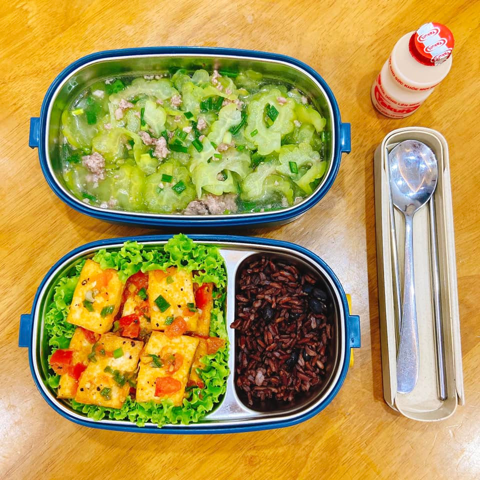 Ai ai cũng xuýt xoa khen ngợi cô gái trẻ đảm đang khéo tay, đồng thời không quên tặng luôn cho cô danh xưng "vợ nhà người ta".