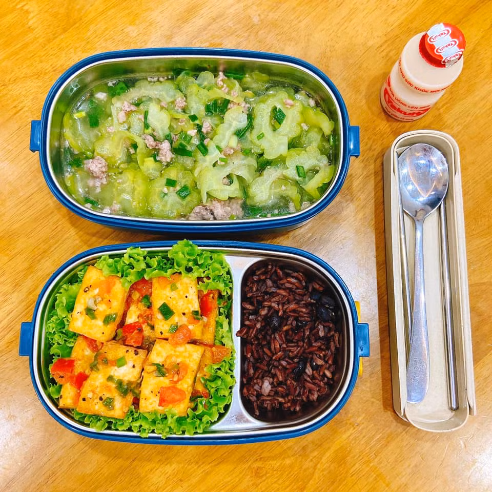 Ai ai cũng xuýt xoa khen ngợi cô gái trẻ đảm đang khéo tay, đồng thời không quên tặng luôn cho cô danh xưng "vợ nhà người ta".