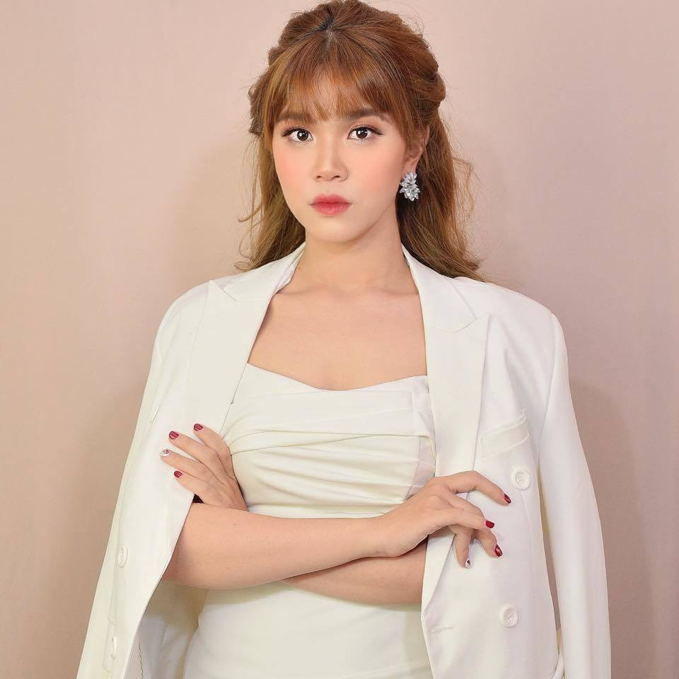 Bên cạnh cuộc sống hôn nhân viên mãn, Diệu Ly còn khá thành công trong sự nghiệp khi làm chủ một thương hiệu thời trang trẻ em có tiếng tại Nha Trang với hai cơ sở.